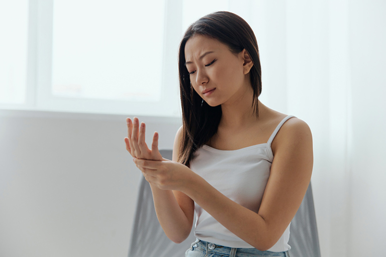 為何手腳痺關脊骨事？可能是頸椎或腰椎神經根病變引起-邱凱瑩 註冊脊醫