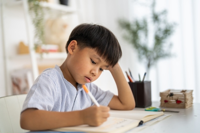 假期結束孩子拒絕上學？從作息調整到情緒支援 醫生教6招協助學童平穩過渡