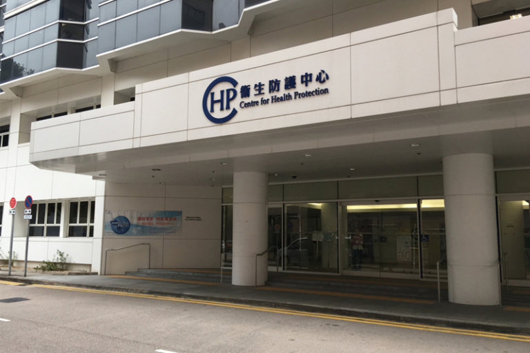 就俄羅斯西伯利亞伊爾庫茨克州一間實驗室的一名職員早前因「不明原因嚴重肺炎」死亡，衞生署衞生防護中心昨（12日）表示，世界衞生組織最新公布，從俄羅斯當局取得的資料顯示，目前未發現與事件相關的持續傳播證據。雖然如此，中心為審慎起見，已採取一系列防控措施，並會繼續密切監察事態發展，迅速應變，嚴防輸入個案，保障市民健康。